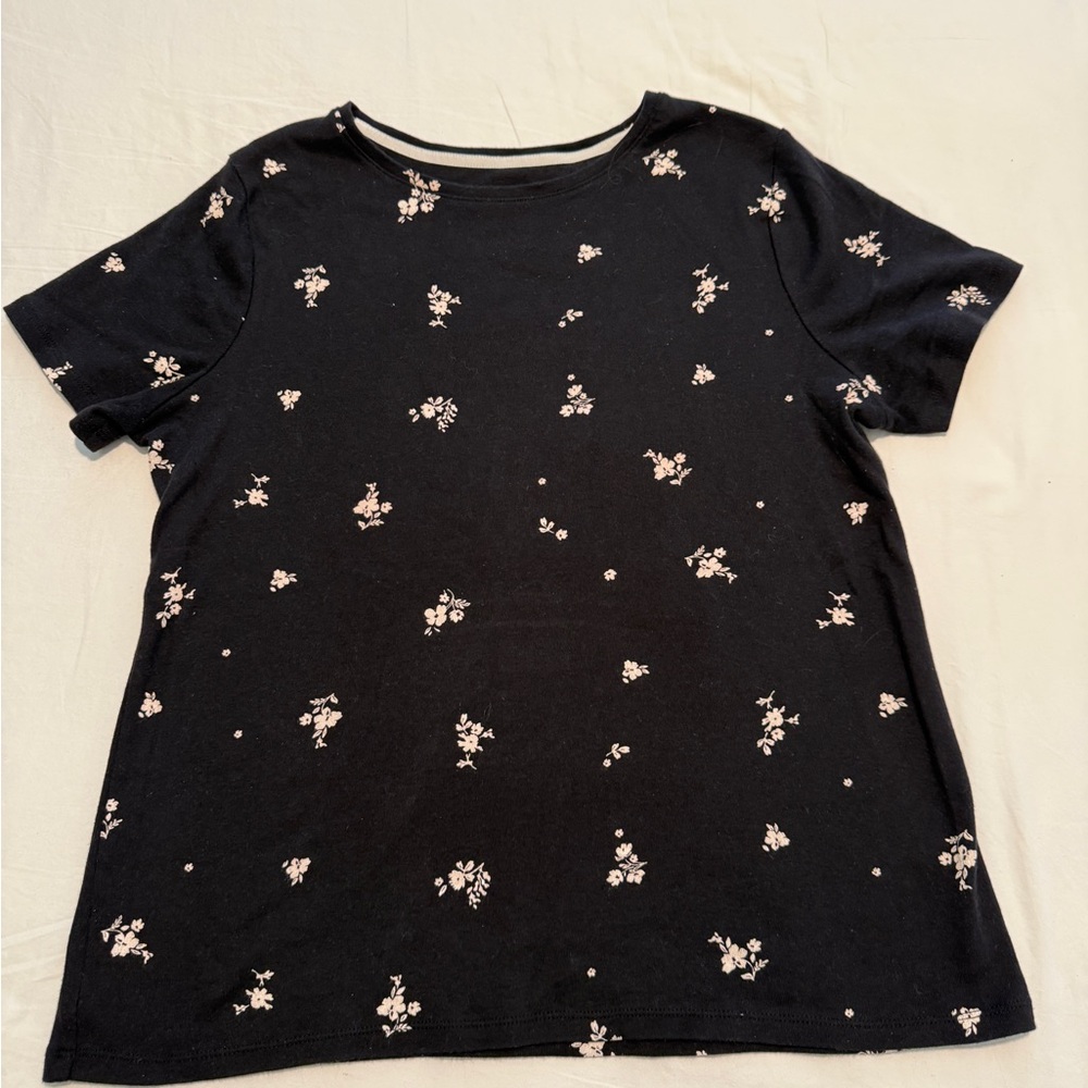 Croft and Barrow (PM) Black 100% cotton SS Tee with Cream Floral Print